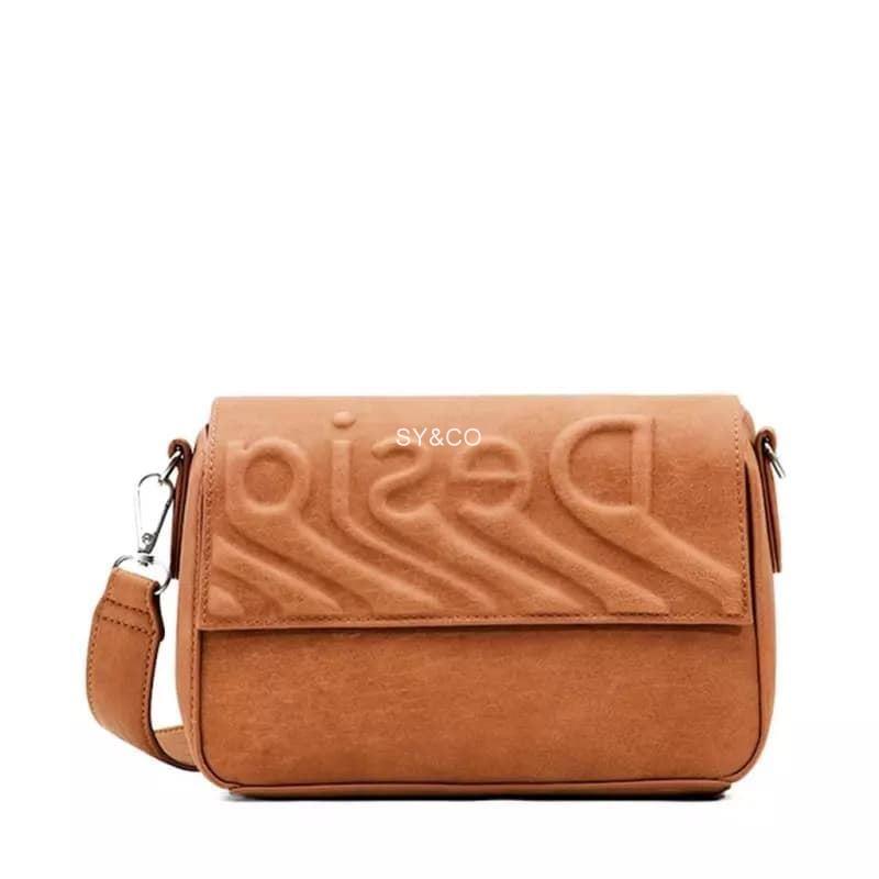Bandolera Desigual con solapa beige con logo  en relieve 23SAXP35 Psico Logo - Imagen 1