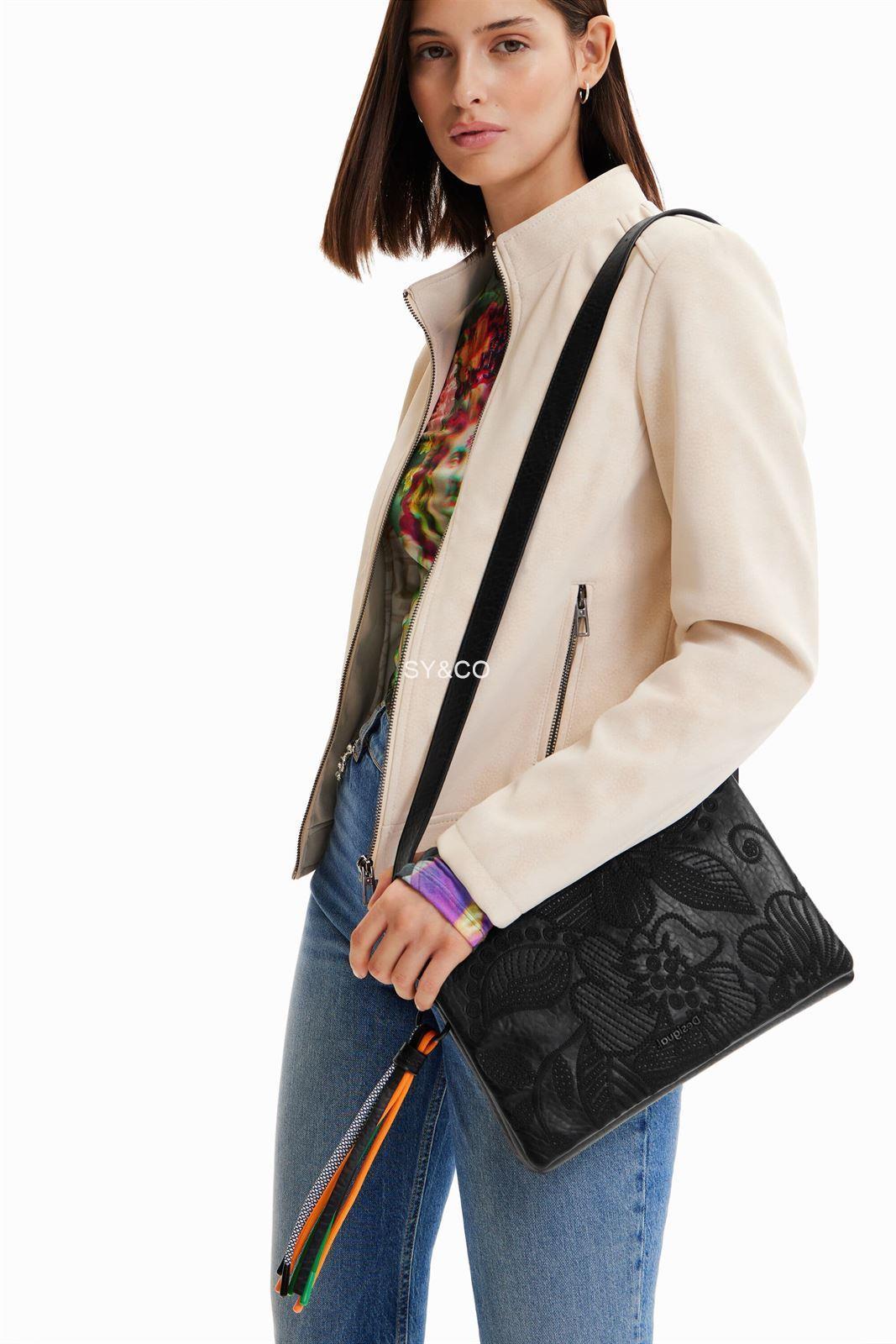 Bandolera Desigual flores bordadas negra  Alpha 23SAXP95 - Imagen 2