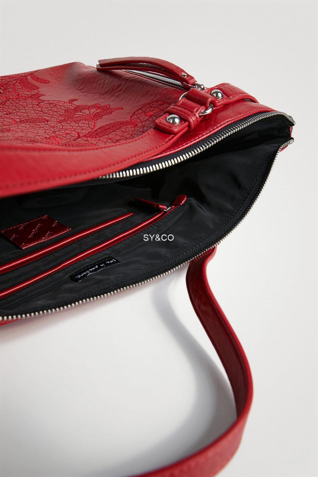 Bolso desigual con bordado rojo Rising 22SAXP46 - Imagen 5