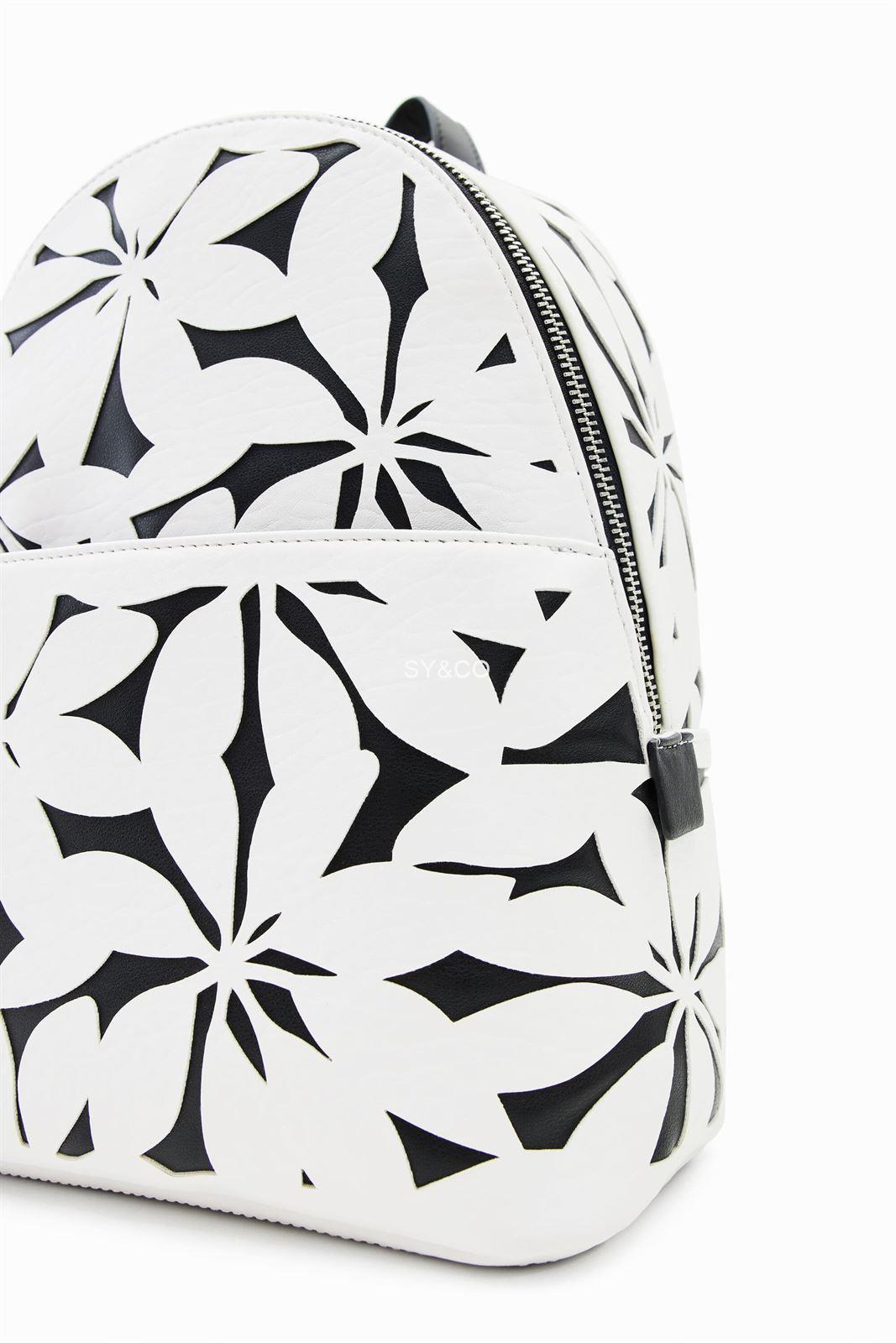 Mochila Desigual blanca flores troqueladas Onix 23SAKP23 - Imagen 4