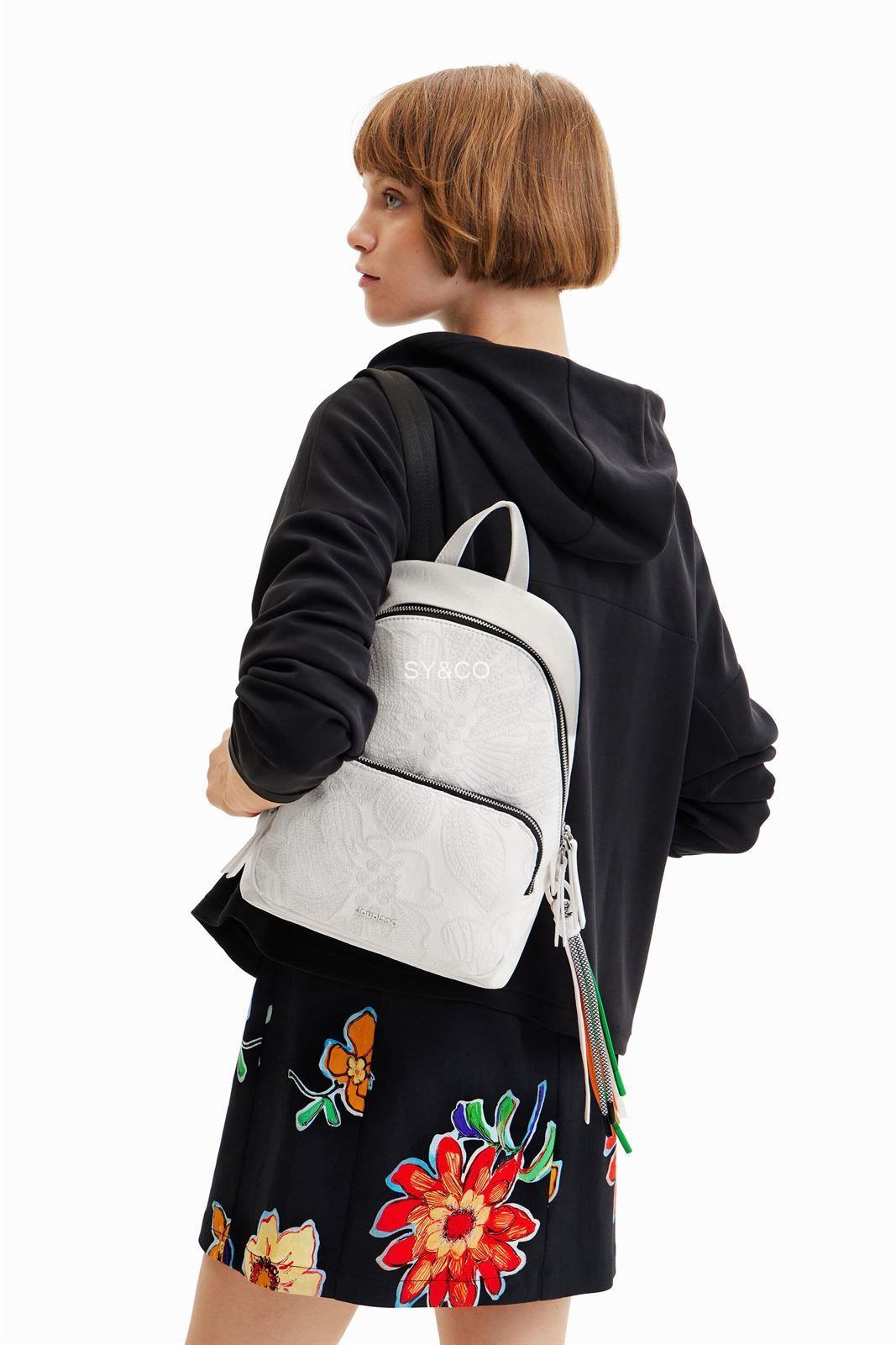 Mochila Desigual flores bordadas blanco Alpha 23SAKP25 - Imagen 2