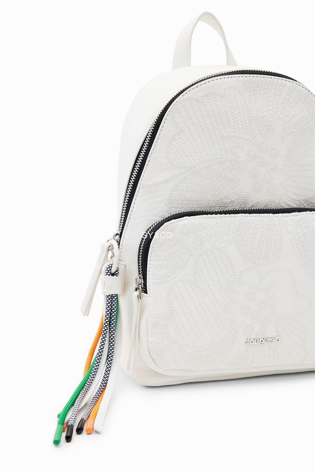 Mochila Desigual flores bordadas blanco Alpha 23SAKP25 - Imagen 5