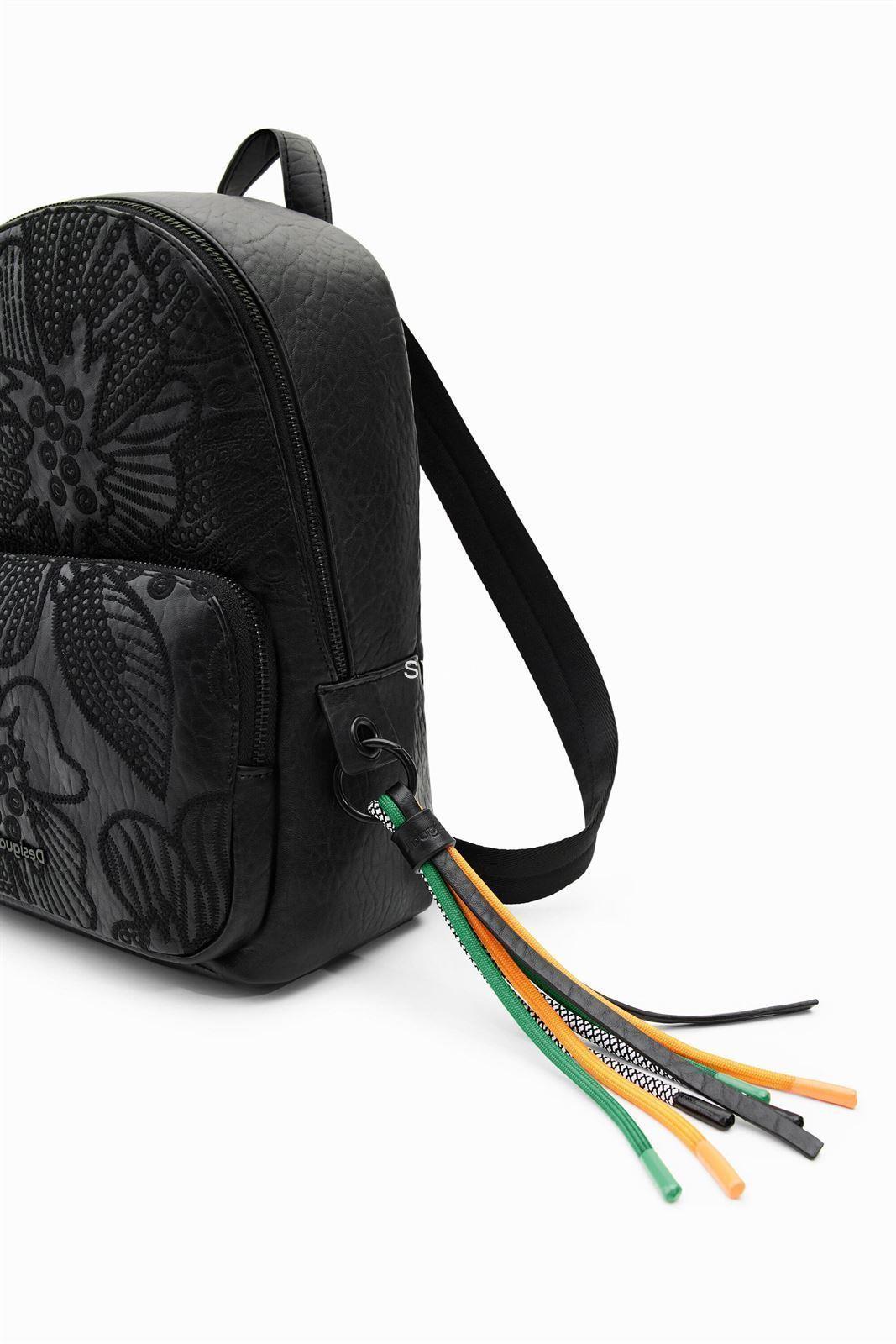 Mochila Desigual flores bordadas negro Alpha 23SAKP25 - Imagen 4