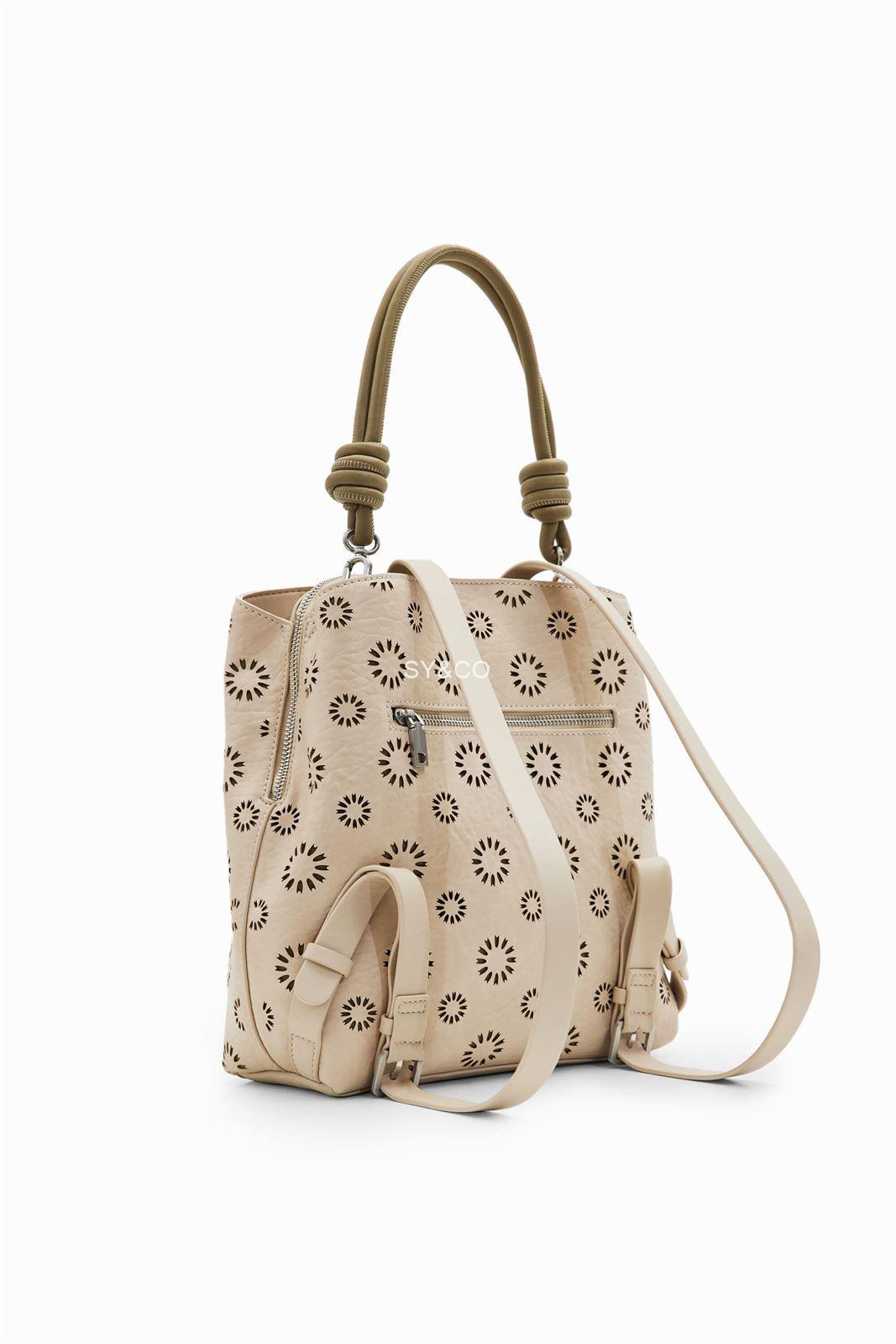 Mochila Desigual troquelada beige Amorina 24SAKP09 - Imagen 4