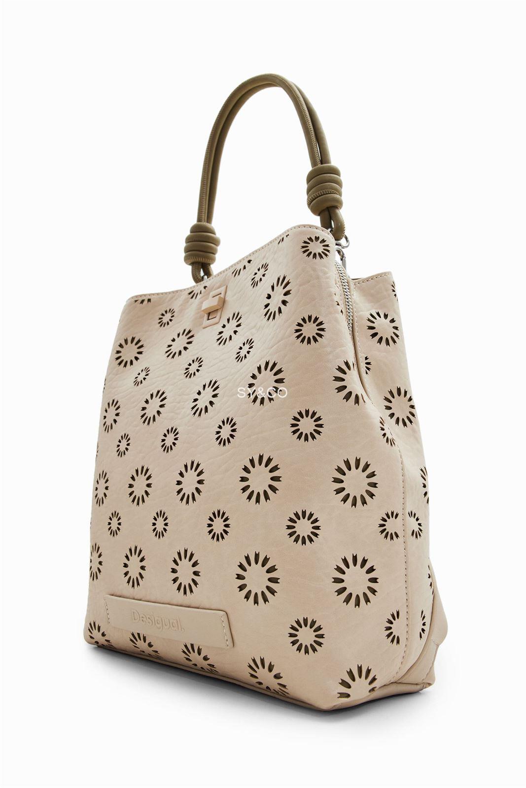 Mochila Desigual troquelada beige Amorina 24SAKP09 - Imagen 5