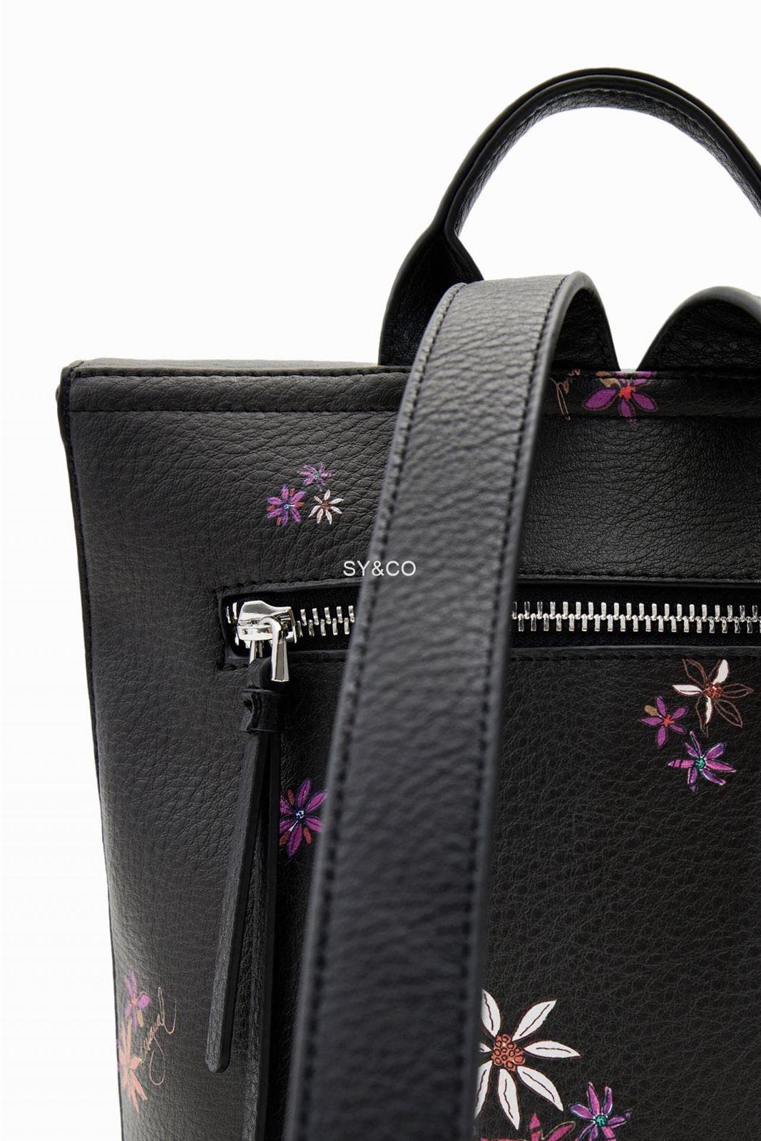 Mochila solapa Desigual negra flores Flor Yvette 23WAKP09 - Imagen 4